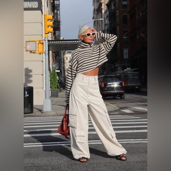 Suncoo Paris like new 🔥
Classic high-neck sweater in ecru and black stripes - Picture 12 of 15